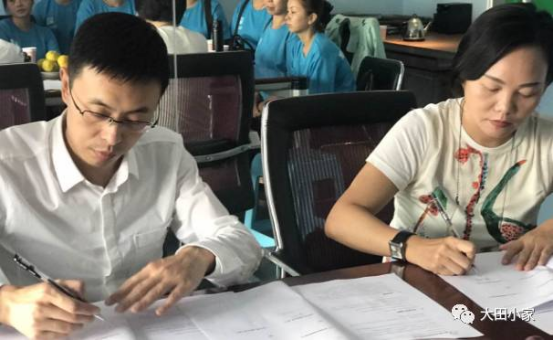 重庆报业集团电商物流有限公司总经理唐波和重庆大田小家家政服务有限公司总经理陈娅签约