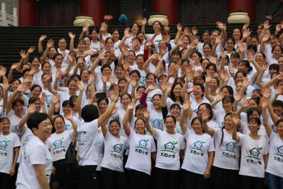 胡平与大田小家姐妹合影