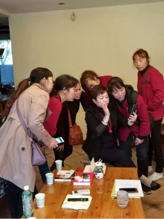 正在学习使用智能手机