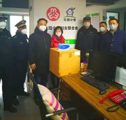 单元与渝中区街道办同志合影