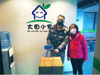 单元与卫健委同志合影