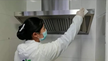 阿姨正在擦油烟机