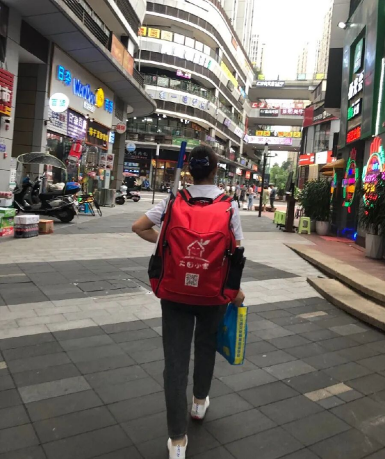 烈日下的保洁师