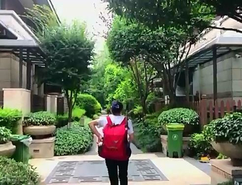 烈日下的保洁师