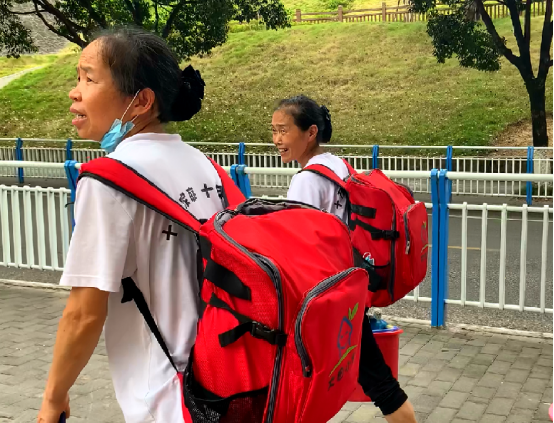 烈日下的保洁师