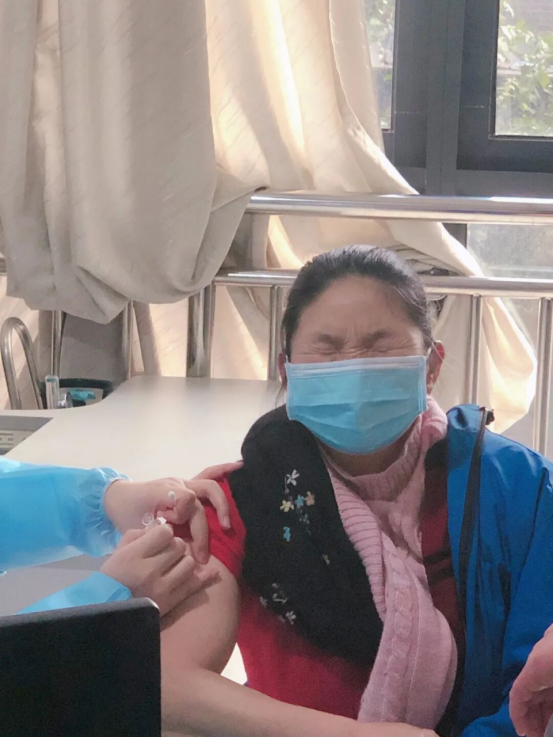 紧张接种第二针疫苗