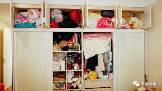 杂乱的衣柜