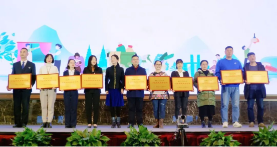 十佳家政服务企业合影